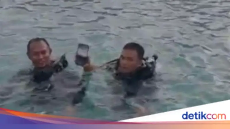 Polisi Selamatkan Ponsel Wisatawan dengan Menyelam di Dasar Laut Pulau Pari