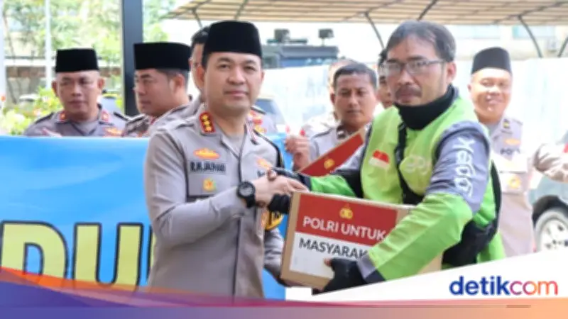 Polres Metro Tangerang Kota Bagikan Sembako ke Ojol untuk Pererat Silaturahmi