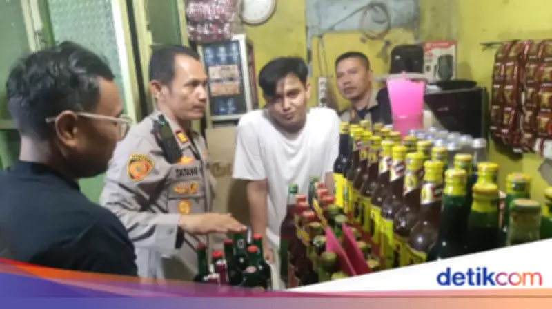 Polres Serang Razia Warung Jamu, Sita Puluhan Botol Miras dan Tuak