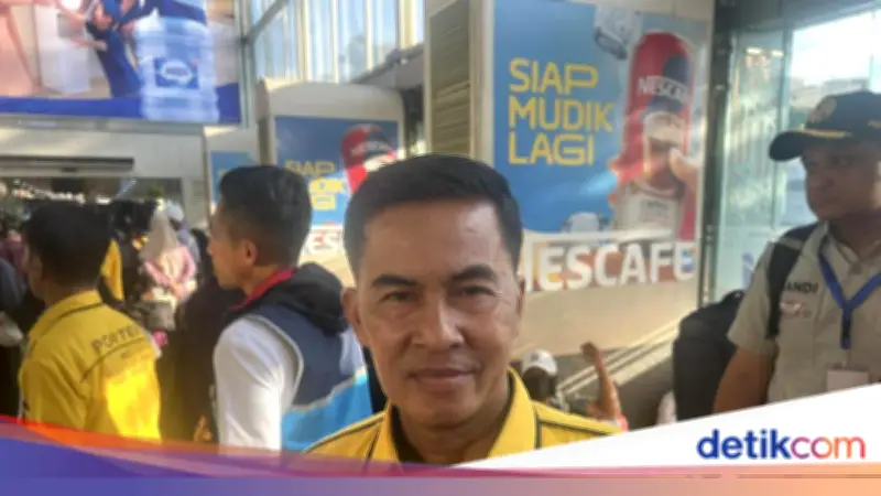 Porter Stasiun Senen Raup Cuan di Musim Mudik, Angkut Barang 15 Kali Sehari