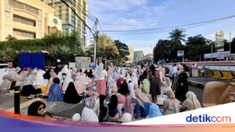 PP Muhammadiyah Gelar Salat Idul Fitri 1447 H, Jemaah Penuhi Jalan Brigitta Belia Permata Sari