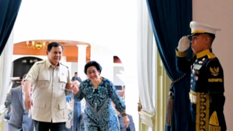 Prabowo dan Megawati Saling Gandeng Tangan dalam Silaturahmi di Istana Merdeka