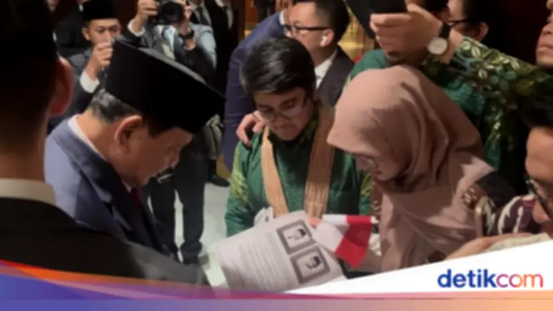Prabowo Sambut Hangat Diaspora di Tokyo, Buku Karyanya Jadi Rebutan Tanda Tangan