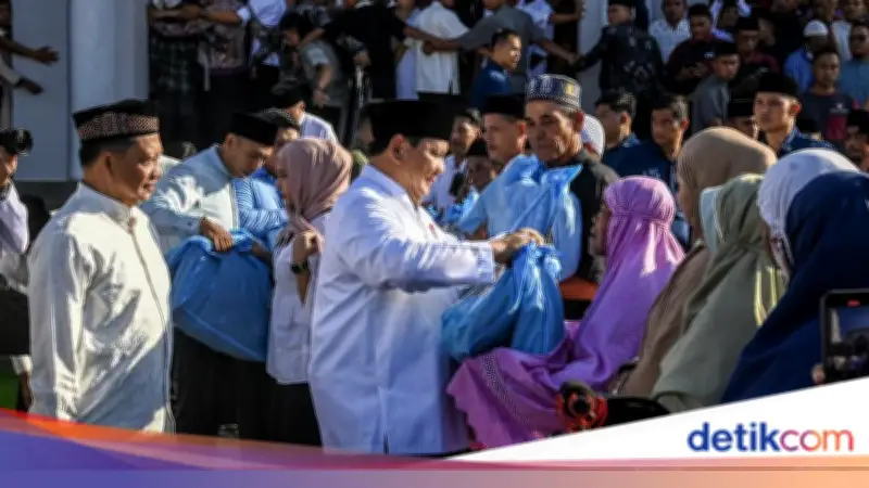 Prabowo Sapa Warga Aceh dan Jakarta, Bagikan Sembako di Momen Lebaran