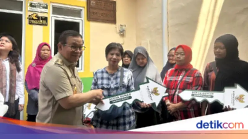 Pramono Anung Serahkan 26 Rumah Hasil Bedah, Targetkan 663 Unit Diperbaiki Tahun Ini