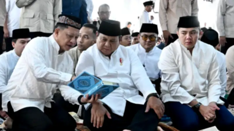 Presiden Prabowo dan Kasatgas Tito Salat Idulfitri Bersama Warga Huntara Aceh Tamiang