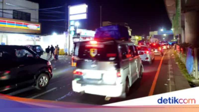 Puncak Mudik, Antrean Kendaraan di Pelabuhan Merak Meluber ke Jalur Arteri