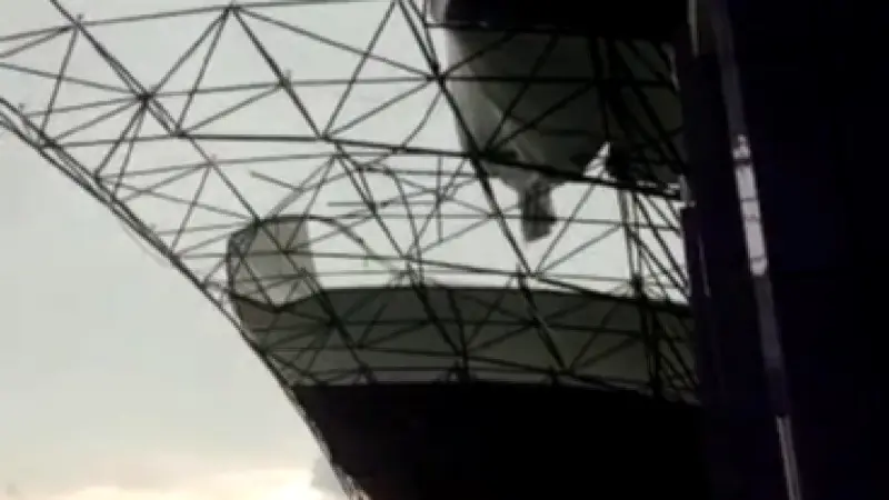 Puting Beliung Hantam Kelapa Dua Tangerang, Atap Stadion Indomilk Arena Rusak Parah