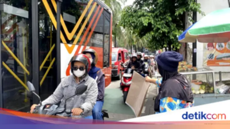 Ragunan Tetap Ramai di H+3 Lebaran, Lalu Lintas Menuju Pintu Masuk Macet Parah