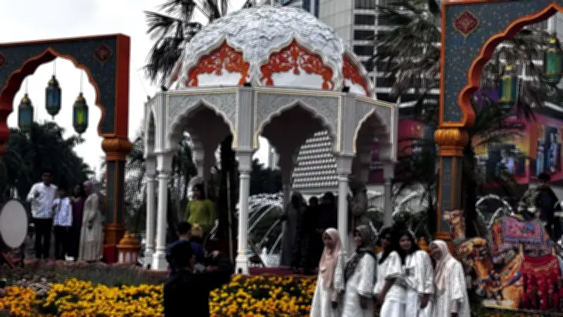 Rahmat dan Keluarga Bergegas dari Bogor untuk Foto Idulfitri di Bundaran HI