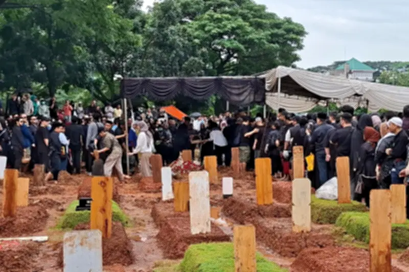 Ratusan Pelayat Setia Antarkan Vidi Aldiano di Tengah Hujan Deras Jakarta