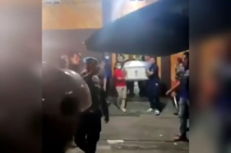 Remaja Tewas Tertembak Saat Polisi Bubarkan Aksi Tembak-Tembakan Air di Makassar