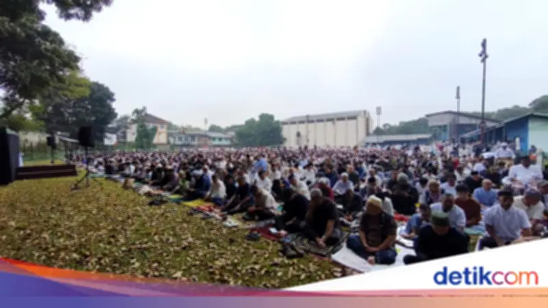 Ribuan Jemaah Muhammadiyah Padati Lapangan Lodaya Bandung untuk Salat Idul Fitri