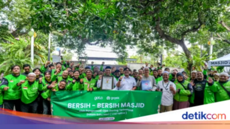 Ribuan Mitra Gojek Pecahkan Rekor MURI dengan Aksi Bersih-Bersih Masjid Serentak