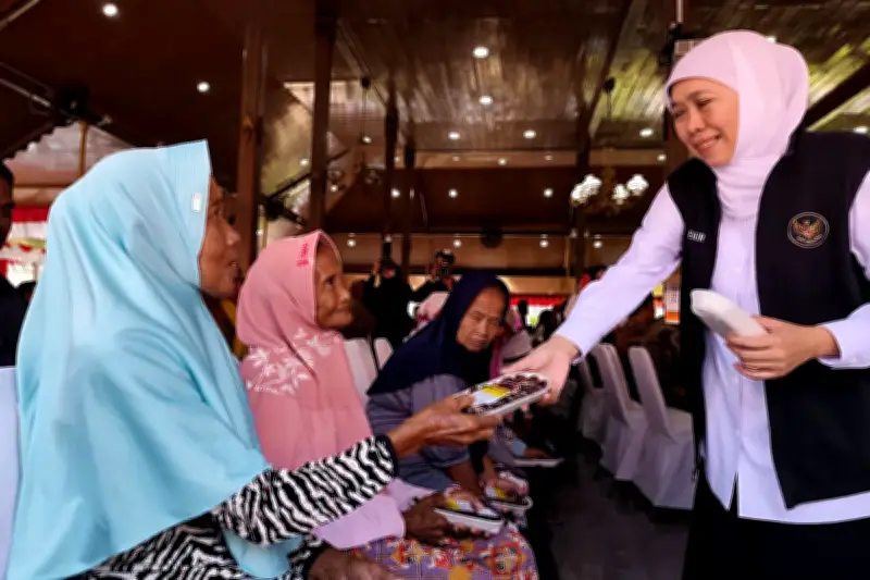 Ribuan Warga Antusias Ikuti Riyayan Idul Fitri Gubernur Jatim di Grahadi Surabaya