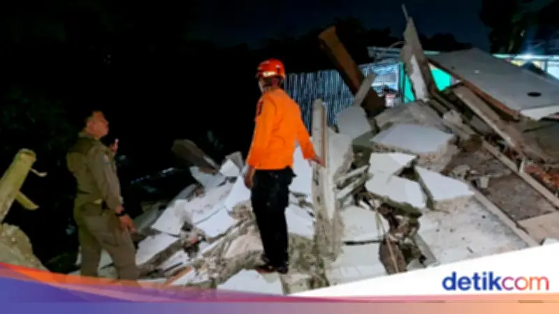 Rumah 2 Lantai di Bogor Ambruk saat Hujan Deras, Diduga Akibat Beban Berat