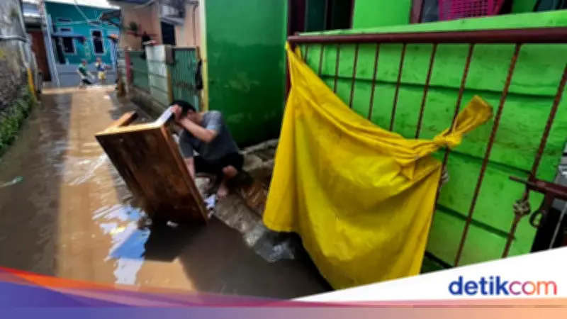 Rumah Kebanjiran Saat Lebaran, Warga Ciracas Tetap Bersyukur Bisa Salat Id