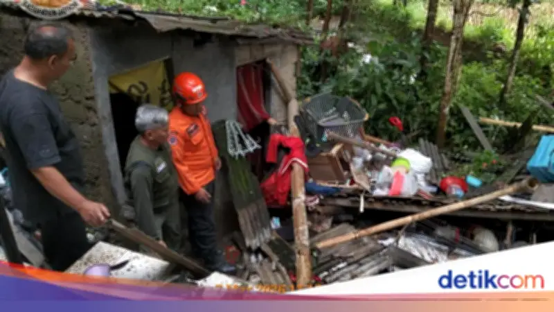 Rumah Warga di Caringin Bogor Ambruk Diterjang Angin Kencang, BPBD Lakukan Penanganan Awal