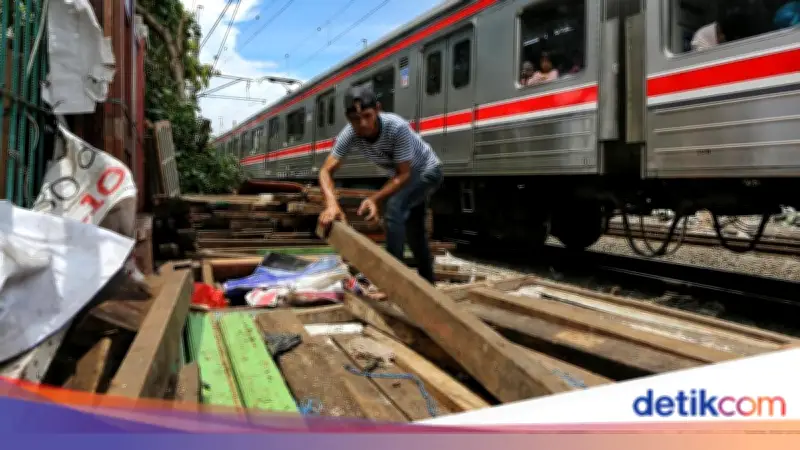 Rusun Disiapkan untuk Relokasi Sementara Warga Tepi Rel Senen Jakarta