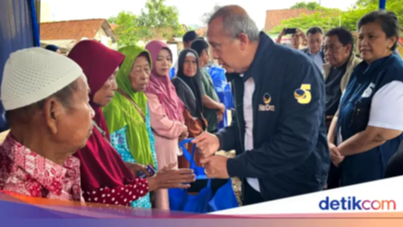 Saan Mustopa Hadirkan Pengobatan Gratis dan Sembako di Majenang Cilacap