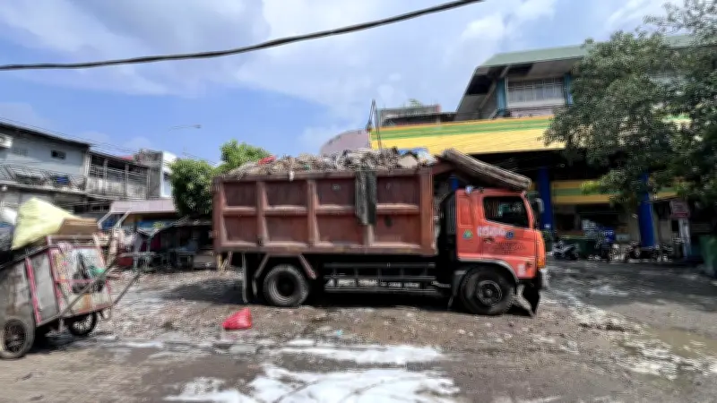 Sampah Menguasai Jakarta: Pasar Kopro hingga Flyover Tanjung Duren Terimbas
