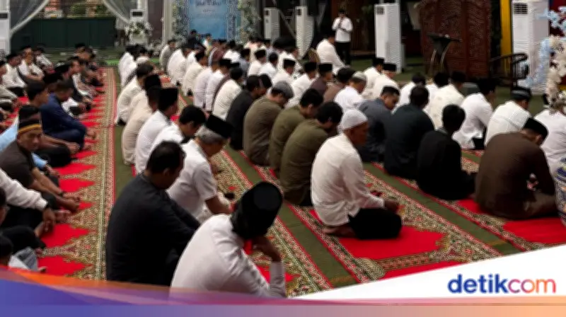 SBY Salat Id di Cikeas, Dampingi AHY, Hatta Rajasa, dan Tokoh Lain