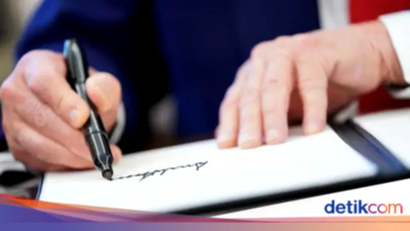 Sejarah Tercipta: Tanda Tangan Trump Akan Hiasi Uang Kertas Dolar AS