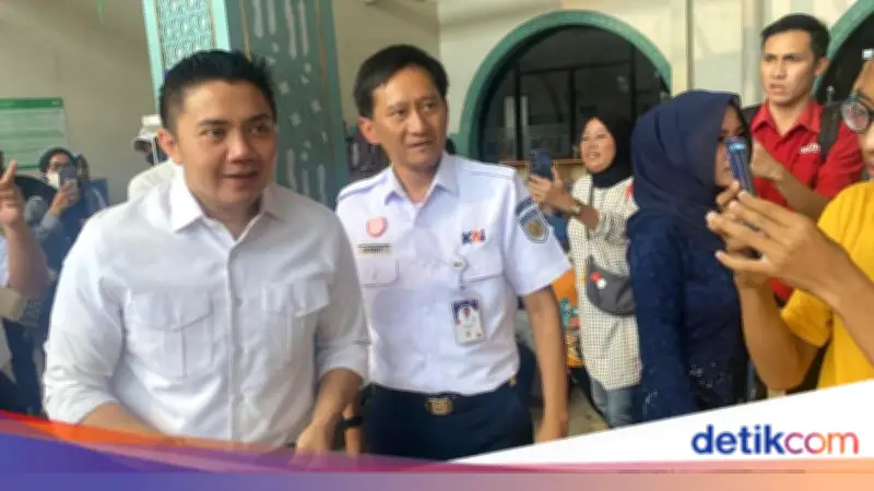 Seskab Tinjau Kereta Kerakyatan dan Sapa Pemudik di Stasiun Pasar Senen