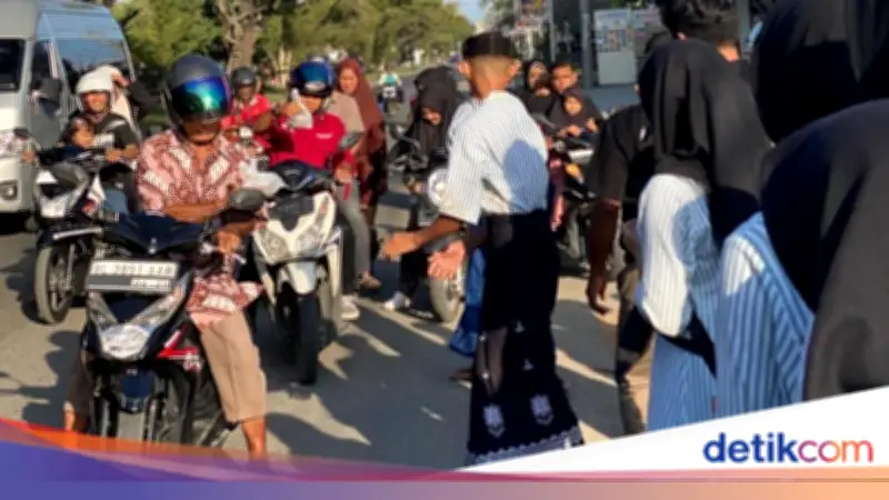 Siswa SRMA 1 Aceh Besar Bagikan Takjil Gratis, Perkuat Empati di Ramadan