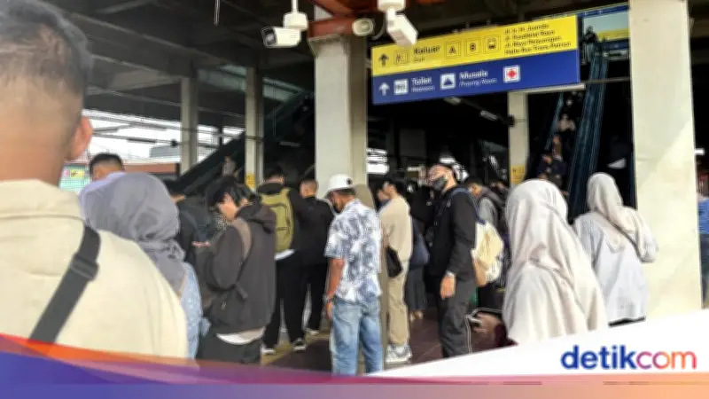 Stasiun Bekasi Kembali Padat Penumpang di Senin Pertama Pasca Libur Lebaran
