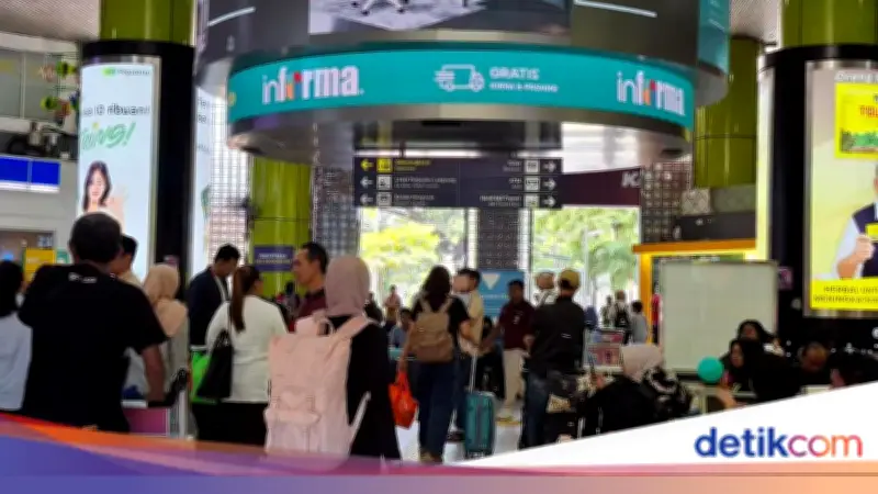 Stasiun Gambir Mulai Dipadati Pemudik, Ruang Tunggu Hampir Penuh