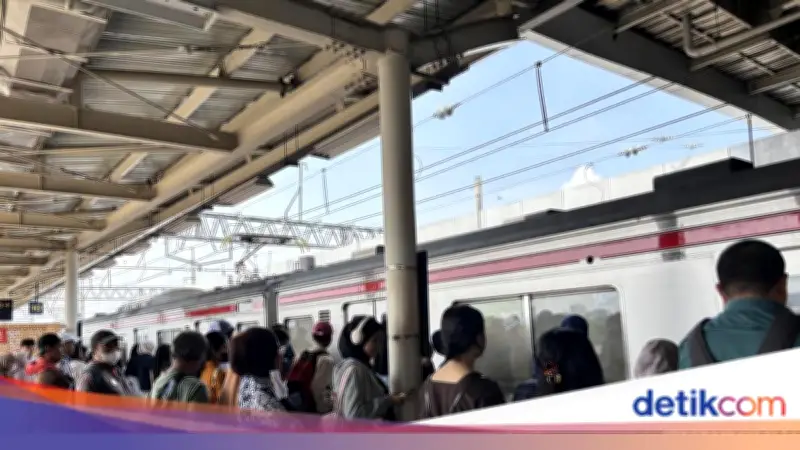 Stasiun Manggarai Kembali Ramai di Senin Pertama Usai Libur Lebaran 2026