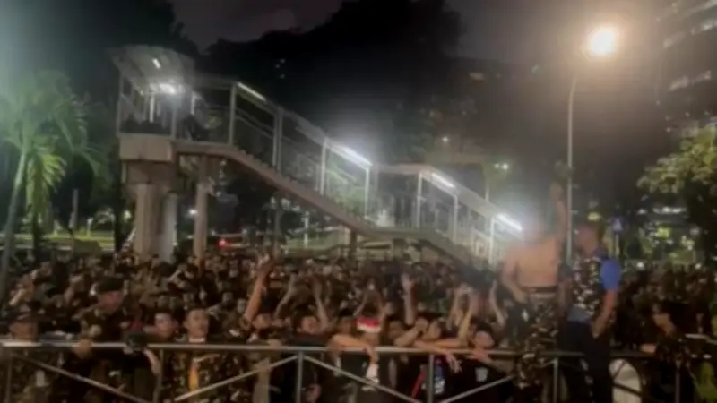 Suasana Memanas di KPK Saat Banser Protes Penahanan Eks Menag Yaqut