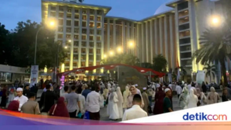 Suasana Ramai di Istiqlal Jelang Salat Idul Fitri 1447 H, Jemaah Berdatangan