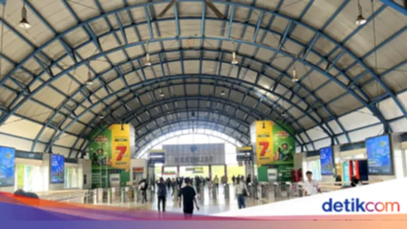 Suasana Sepi di Stasiun Palmerah di Hari Pertama WFA Jelang Lebaran 2026