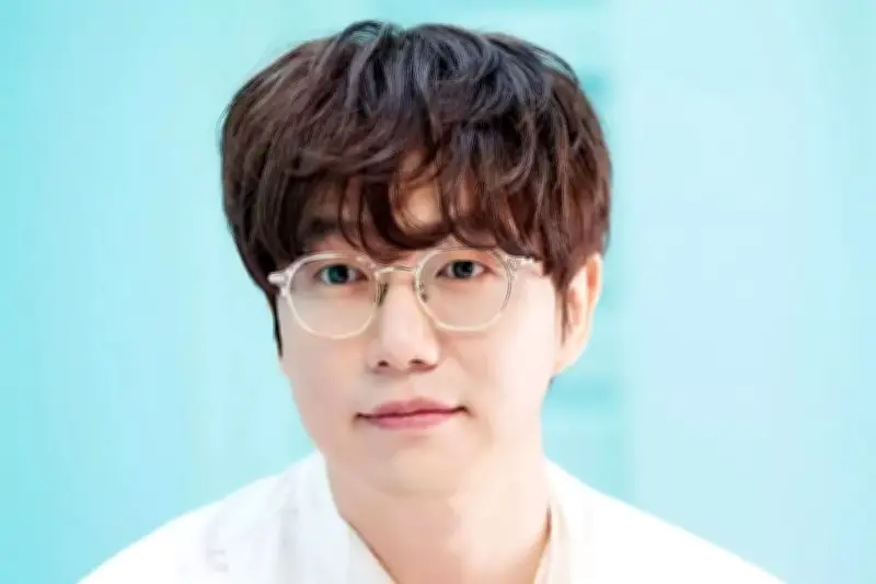 Sung Si Kyung Resmi Jadi Pembawa Acara Baru Program Musik KBS2 The Seasons