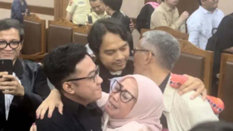 Tangis Haru Ibunda Delpedro Saat Hakim Bacakan Vonis Bebas: Bukti Keadilan di Pengadilan