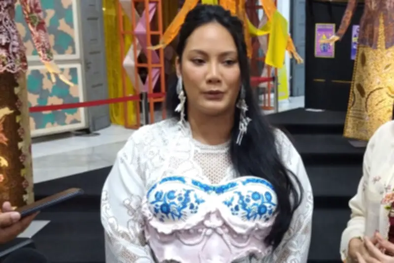 Tara Basro Kenang Vidi Aldiano dengan Scrapbook Penuh Surat dari Sahabat