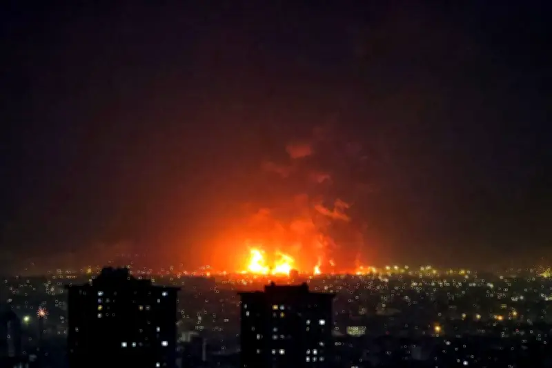 Teheran Diselimuti Awan Asap Beracun Usai Serangan Israel Bakar Depot BBM Iran