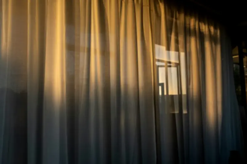 Tirai Bukan Sekadar Hiasan, Tapi Juga Penjebak Debu yang Perlu Dibersihkan