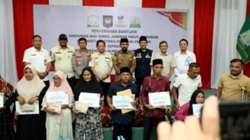 Tito Karnavian dan Mensos Salurkan Bansos Rp136 Miliar untuk Korban Bencana Sumatera