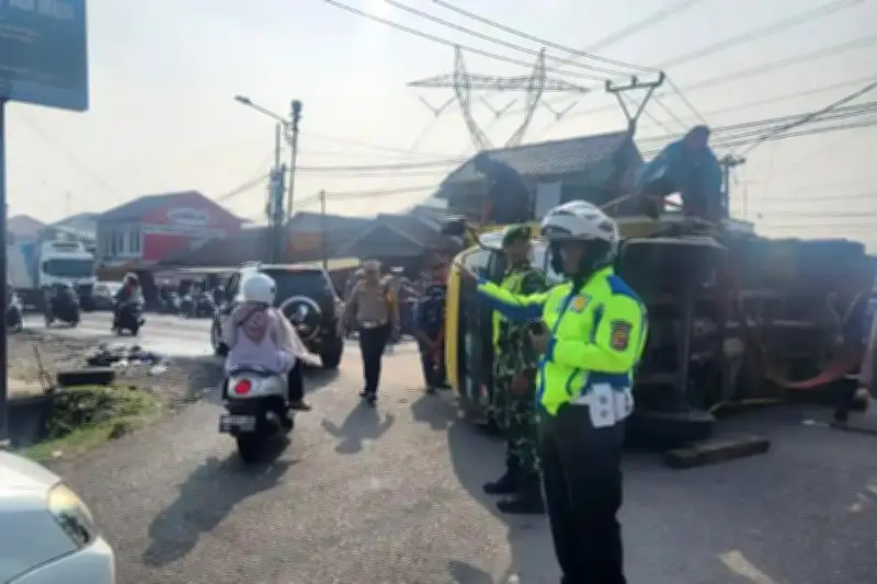 Tragis! Pasutri Tewas Tertimpa Truk Boks Terguling di Sumedang