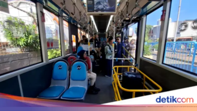 Transjabodetabek Rute Blok M-Soetta Dilengkapi Ruang Khusus Koper