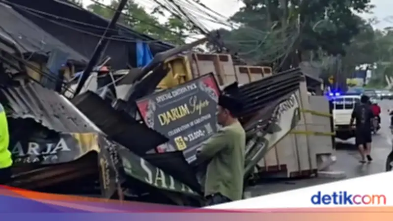 Truk Bermuatan Hebel Tabrak Warung dan Motor di Bogor, Diduga Sopir Mengantuk