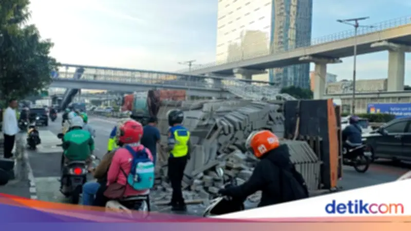 Truk Bermuatan Hebel Terguling di Jalan Gatot Subroto Pagi Ini, Lalu Lintas Tersendat