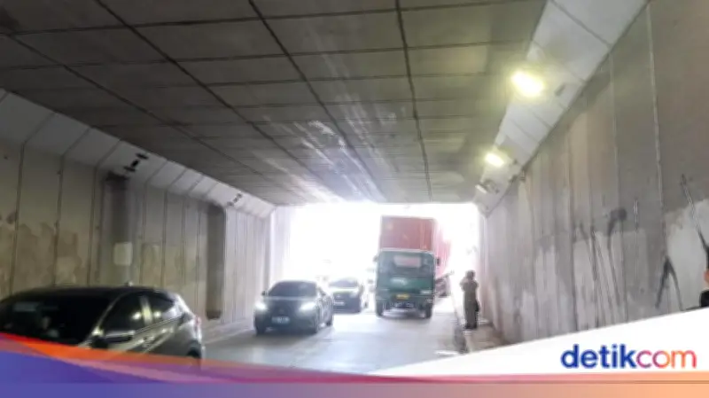 Truk Kontainer Nyangkut di Underpass Pramuka Akibat Sopir Andalkan Aplikasi Maps