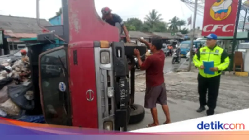 Truk Sampah Terguling di SPBU Bogor, Muatan Berserakan dan Solar Tumpah