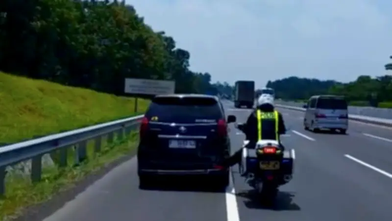 Viral! Polisi Dorong Mobil Pemudik Mogok 3 Km dengan Kaki di Tol Cipali