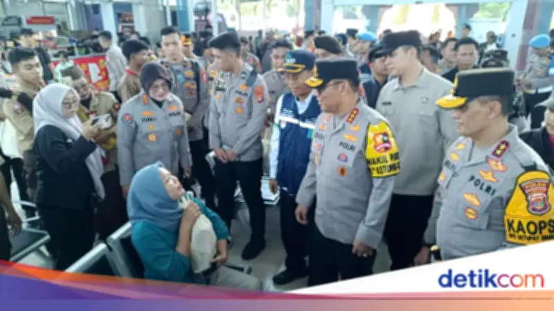 Wakapolri Pastikan Kelancaran Mudik di Pelabuhan Bakauheni, Bagikan Bingkisan