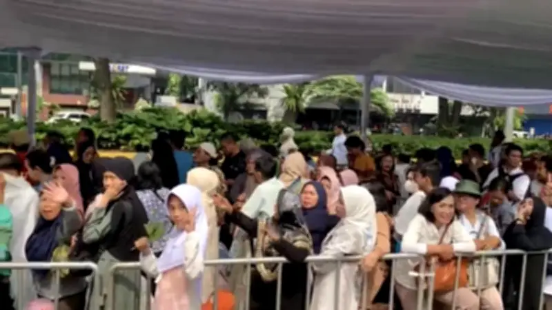 Warga Antusias Antre Sejak Pagi Demi Bertemu Prabowo dan Dapat Sembako di Istana